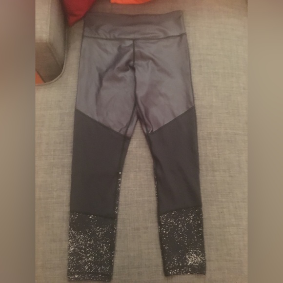 Zyia Black Reflective Metallic Light N Flight Tight 7/8 Leggings. Size 8-10. - Picture 12 of 17